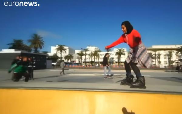 شاهد: مغربية تتفنن في لعبة التزلج وتتحدى التقاليد…