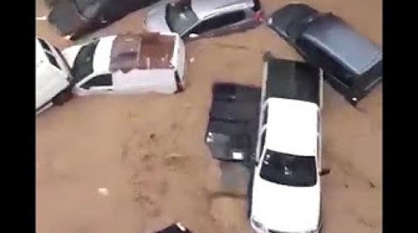 مشهد مرعب .. السيول تجرف السيارات بمدينة نابل التونسية