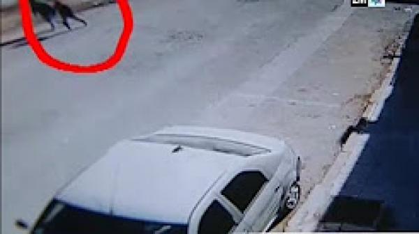 كاميرا مراقبة ترصد لحظة انهيار سور مما اسفر على مقتل شخصين بحي بلفيدير