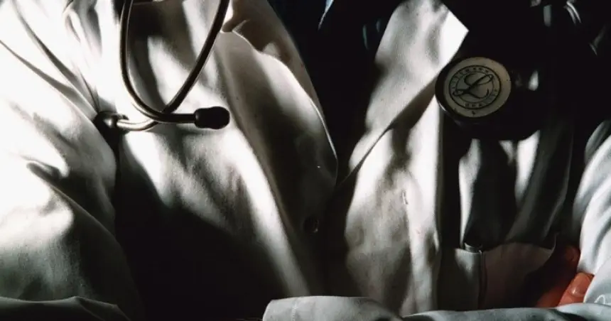 اتهام طبيب بقتل 10 من مرضاه في منازلهم