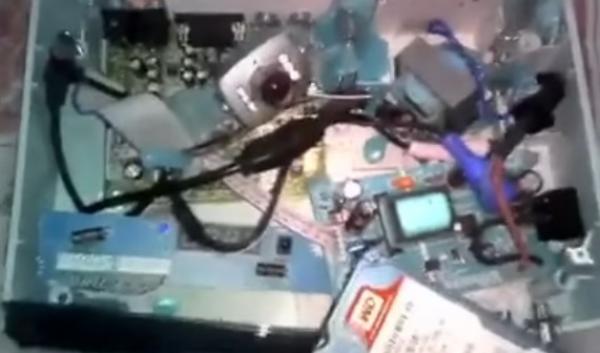 اعتقال شخص يضع كاميرات وسط مستقبلات "البارابول" للتجسس على البيوت (فيديو)