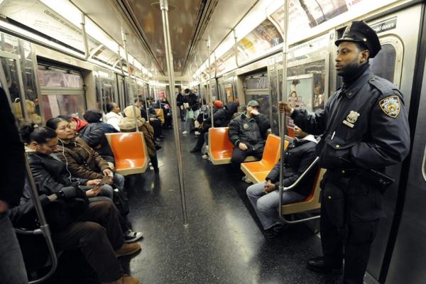 الإنسانية لا دين لها : صورة زوجين يهوديين برفقة أم مسلمة تحمل رضيعها تخلق الحدث بأمريكا (الصورة)