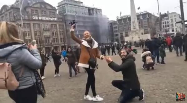 مغربي في امستردام يطلب الزواج من فتاة  قابلها لاول مرة ..