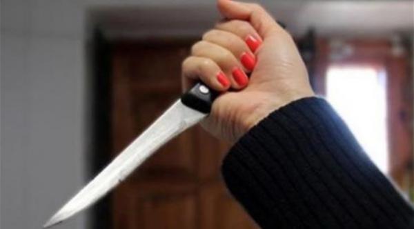 تطعن زوجها بمساعدة ابنها بسبب خلاف عائلي