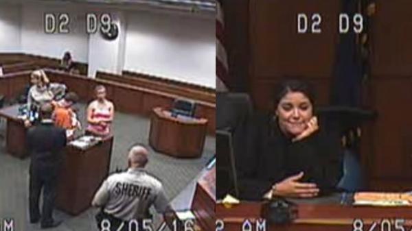 بالفيديو: قاضية تسمح لسجين بلقاء طفله للمرة الأولى