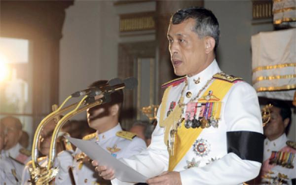 ولي عهد تايلاند يجرد عائلة زوجته من لقب ملكي