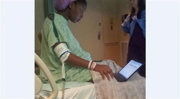 بالصورة: امرأة تؤدي الامتحان وهي في حالة مخاض