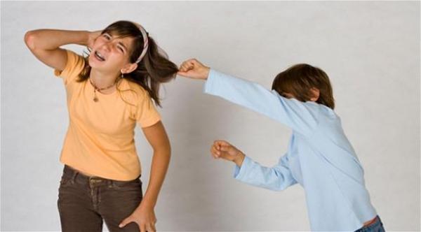 10 أسباب وراء تصرفات أطفالك السيئة