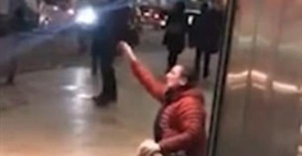 شاهد ما فعله متسول بالمارة الذين رفضوا منحه المال (فيديو وصور)