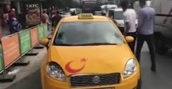 بالفيديو.. رجل منحوس يصطدم بسيارتين في ثانيتين فقط