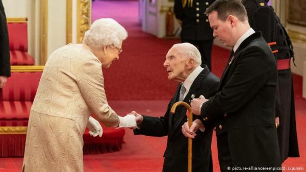 بهذه الطريقة تحمي ملكة بريطانيا نفسها من كورونا