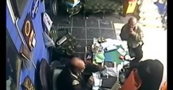 بالفيديو.. فتاة تغافل مالك معرض أحذية بالمحلة وتسرق هاتفه