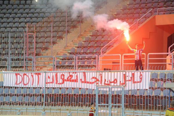 مشجع أهلاوي يحمس لاعبي المغرب التطواني في التداريب و يرفع شعار "قاتل من اجل تطوان DO IT"