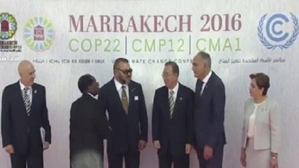 برنامج فرنسي ساخر يتطرق لاستقبال الملك محمد السادس الفاتر لرئيس زيمبابوي