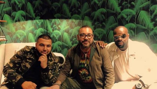 فايسبوكيون ينتقدون "ميتر جيمس" بسبب وضع يده على كتف الملك : حيد يدك .. راه الملك هاداك