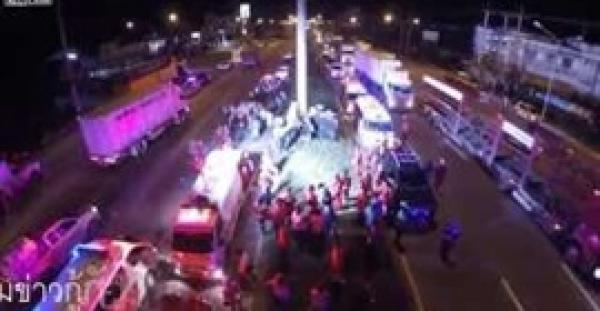 بالفيديو.. حادث مروع لسيارة اصطدمت بعمود فقسمها نصفين