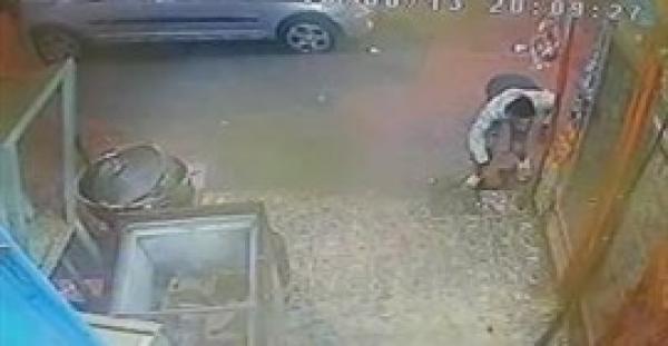 بالفيديو.. شاب ينفذ سرقة غريبة وقت إفطار رمضان