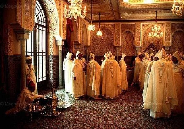 تفاصيل بعض السرقات التي تعرضت لها القصور الملكية