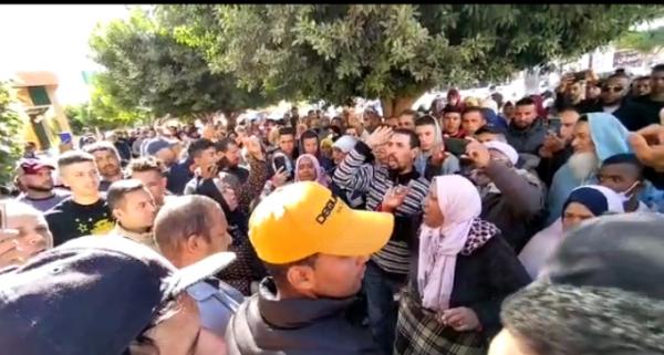 عاجل: وفاة شاب بعد عملية جراحية بسيطة داخل مصحة خاصة والساكنة تخرج للإحتجاج(فيديو)