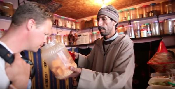 بالفيديو :  سياح ألمان يصدمهم " عطار " مغربي يتحدث لغتهم بطلاقة