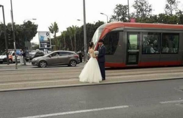 بالصور...عروسان صينيان يحتفلان بزواجهما فوق سكة ترامواي الدار البيضاء بطريقة رومانسية