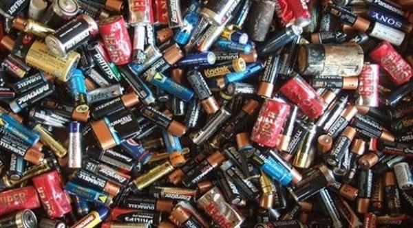 هنا يكمن خطر التخلص من البطاريات في سلة المهملات