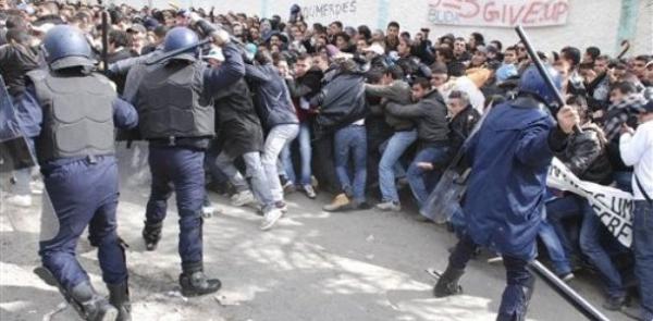 "على حافة الانهيار"، النظام الجزائري يواجه ب"يد من حديد" المطالب الشعبية