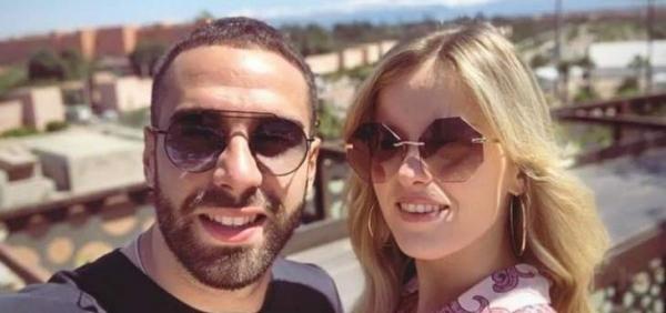 نجم ريال مدريد يستمتع بعطلته في مراكش مع رفيقته الشقراء (صور)