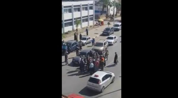 بالفيديو: سيدة تلقي بنفسها أمام عجلات إحدى الحافلات بالناظور  بسبب رفض المستشفى استقبال قريبها