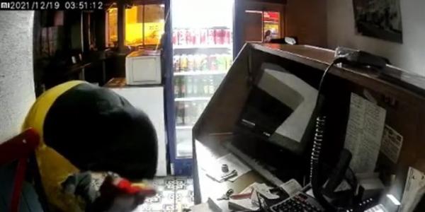 لص تركي يقوم بتقبيل علم بلاده قبل السرقة(فيديو)