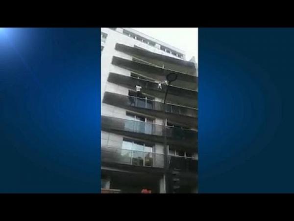 شاهد لحظة انقاذ "سبيدرمان" باريس لطفل كان عالقا في الطابق الرابع…