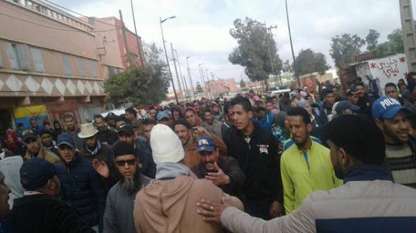 صورة .. جنازة الشقيقتين اللتين توفيتا غرقا بحفرة للصرف الصحي بـ"الكارة" تتحول إلى مسيرة شعبية