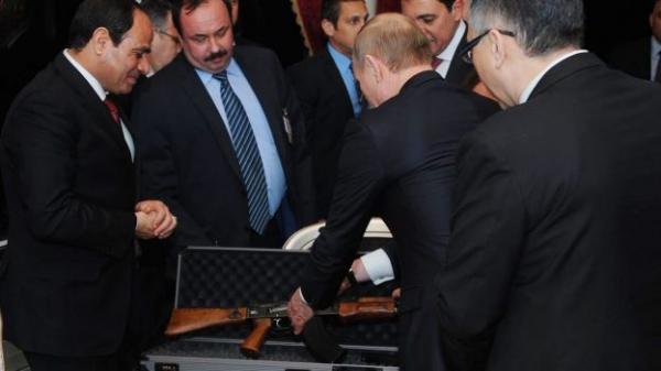 المُدير التنفيذي لـ "هيومن رايتس ووتش" مُعلقاً على هدية بوتين للسيسي..لا يُـقدِّر الطاغية إلا طاغية مثله