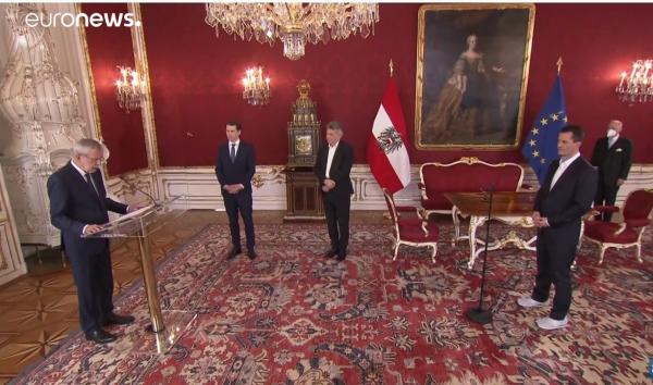 وزير الصحة النمساوي الجديد يرتدي الحذاء الرياضي خلال مراسم أداء اليمين