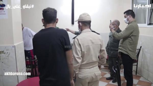 تدخل قوي لرجال السلطة بسطات لاغلاق أحد المقاهي بسبب عدم احترام مسافة الأمان