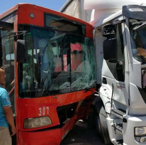 عاجل... اصطدام عنيف بين "طوبيس" و"رموك" وتسجيل اصابات واغماءات في صفوف الركاب (صور)
