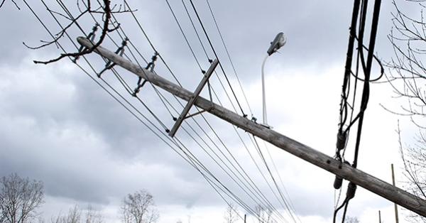 عاصفة مطرية تسقط عددا من الأعمدة الكهربائية فوق سيارات بالرباط