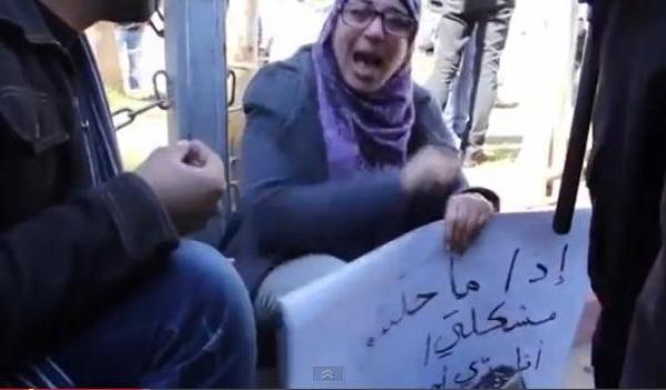 بالفيديو .. فلسطينية تهدد بحرق نفسها ما لم يُوفّر العلاج لها