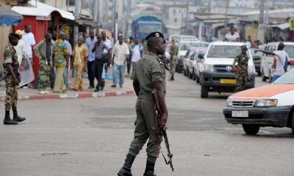 بعد مالي والنيجر.. دولة افريقية أخرى تستفيق على وقع انقلاب عسكري جديد (فيديو)