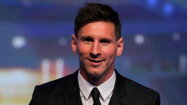 لأول مرة منذ مدة .. ميسي يرتدي ملابس "أهل الأرض" (صور)