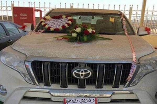 بالصور.. معلمة سعودية تهدي زوجها فيلا وسيارة فارهة