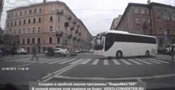 بالفيديو.. قائد دراجة يطير لأمتار في الهواء بعد اصطدامه بسيارة