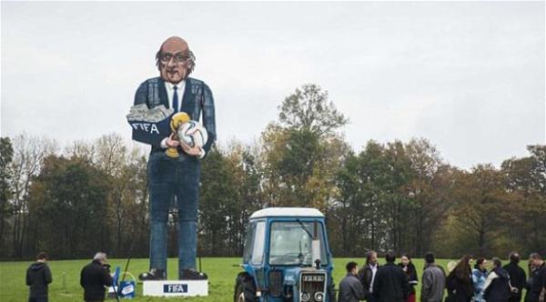 بلدة إنجليزية تحرق دمية لبلاتر "الرجل السيء"