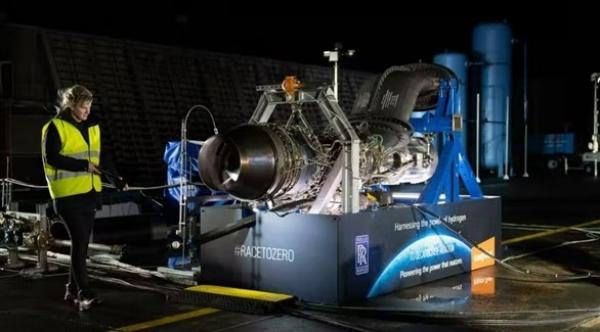 إيزي جيت ورولز رويس تجريان أول اختبار هيدروجين في العالم