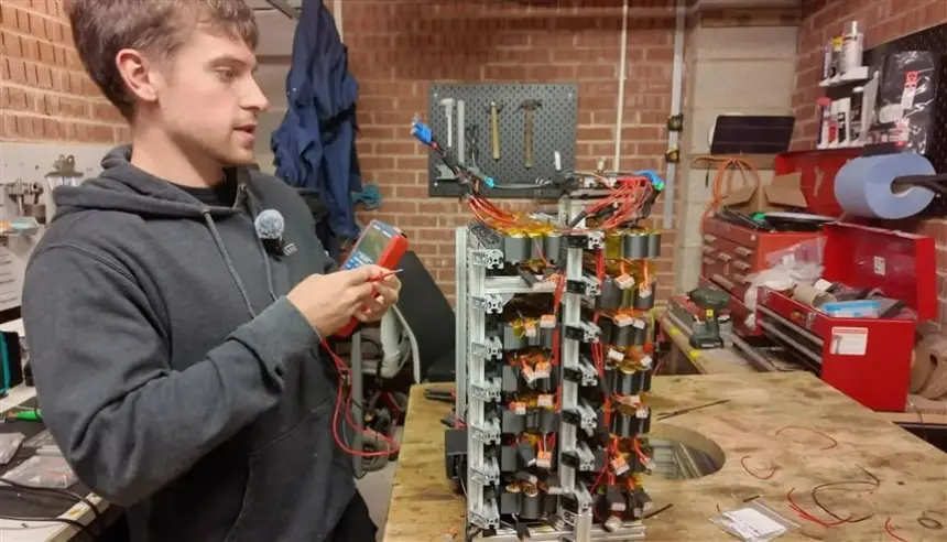 مهندس بريطاني يحوّل 500 سيجارة إلكترونية مستعملة إلى بطارية تشغّل منزله بالكامل