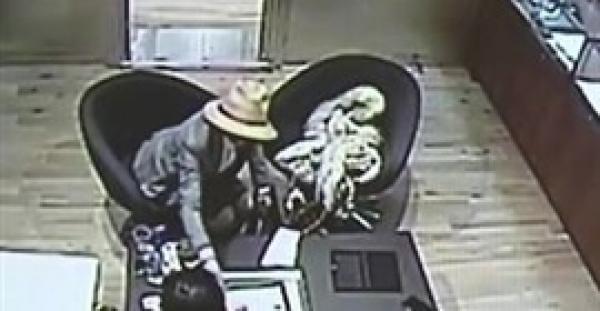 بالفيديو والصور.. حيلة امرأة لسرقة مجوهرات بـ 6 مليون دولار