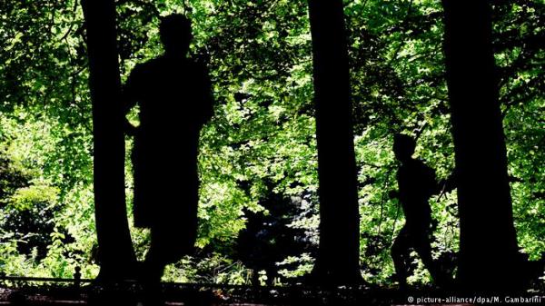 امرأتان تواجهان القضاء لاختطافهما رجل وتركه عارياً في الغابة