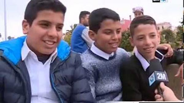 أطفال أصيلة الذي عثروا على حقيبة يدوية بها مال على القناة الثانية