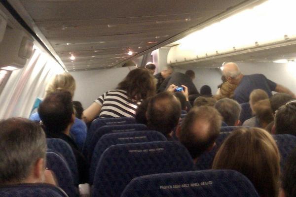 راكب يتسبب في حالة فوضى عند محاولته فتح باب الطائرة في الجو (فيديو)