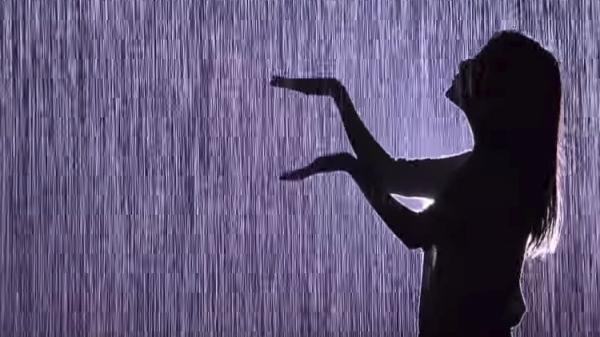 "غرفة المطر".. تجربة الاستمتاع بهطول المطر دون التعرض للبلل!